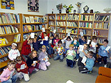 Koťata z MŠ přišly za kočičkou a pejskem do knihovny